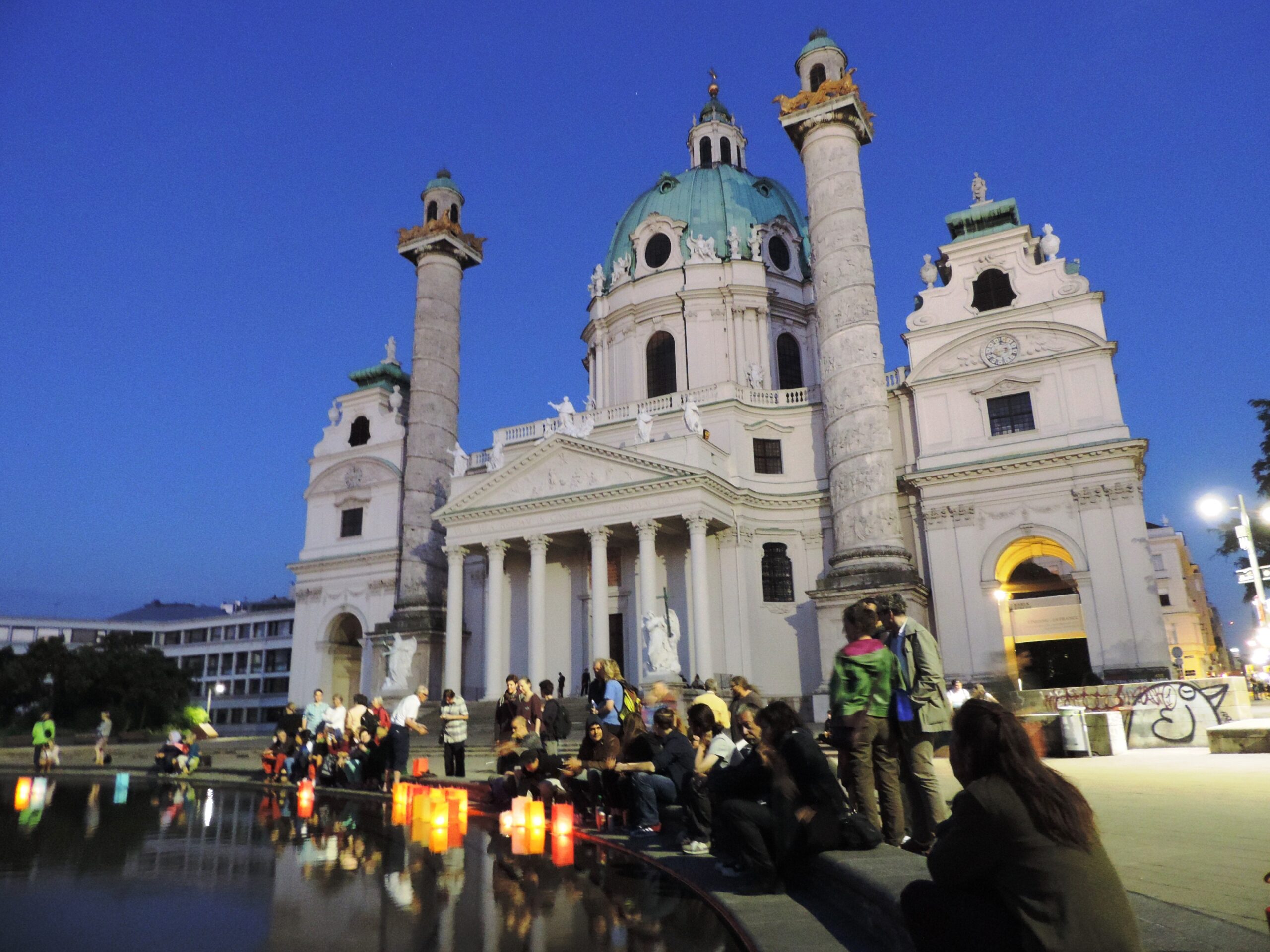 Laternenmarsch vom Stephansplatz bis zum Teich vor der Karlskirche