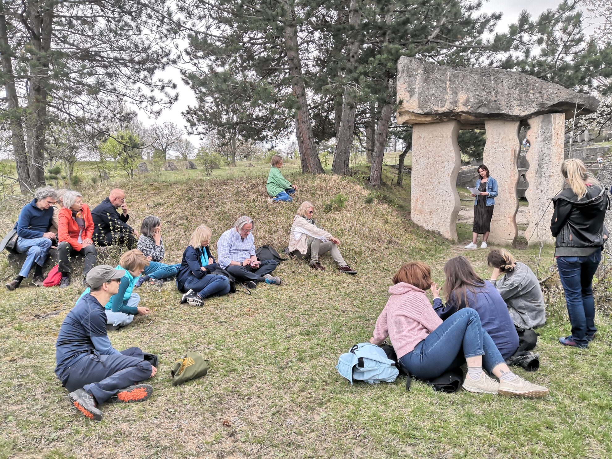 IM STEINERNEN FLUSS DER WORTE Literaturspaziergang am Symposion Lindabrunn